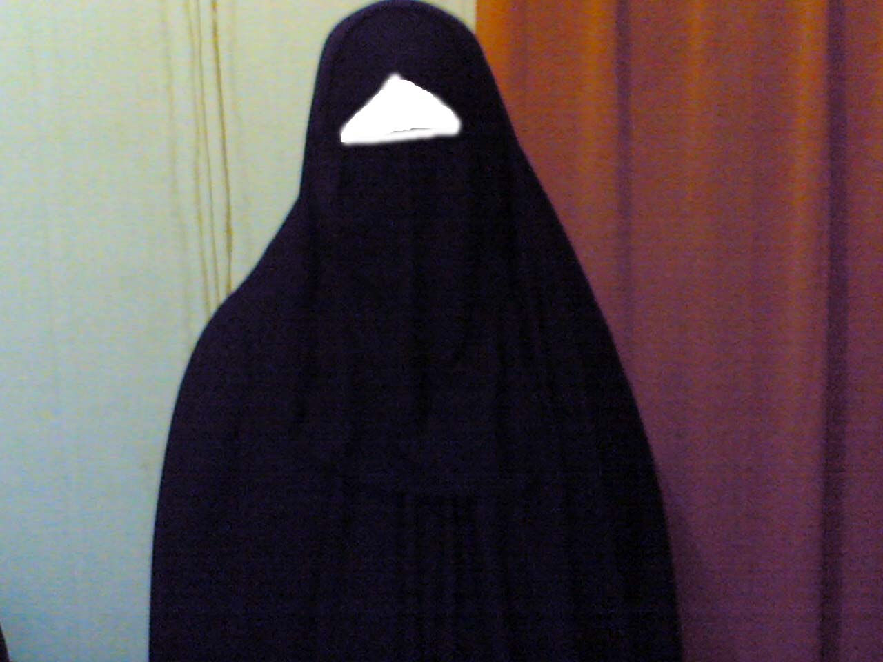 Hukum Cadar Bagi Wanita Abu Al Maira
